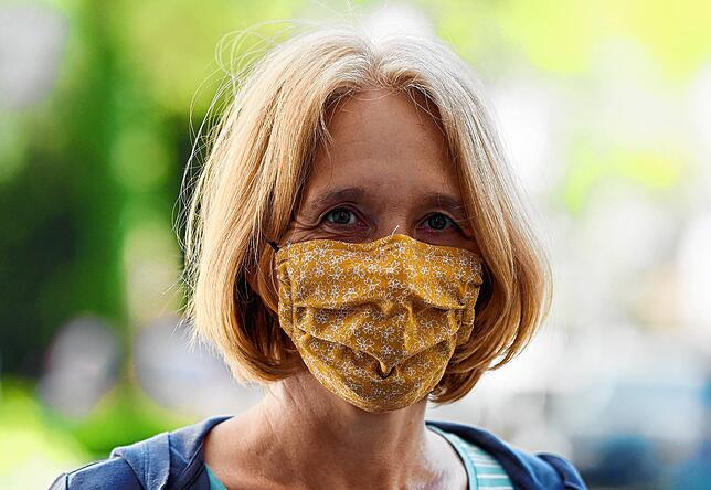 Bild 13: Maskenparade aus Friedrichshafen: Wir zeigen Häfler mit ihrem Mund- und Nasenschutz. Eine Portraitserie