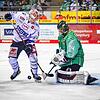 Wild-Wings-Profi Ken André Olimb (Mitte), hier vor dem Tor von Steelers-Goalie Sami Aittokallio (rechts), erzielt in der Overtime den ...
