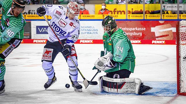 Wild-Wings-Profi Ken André Olimb (Mitte), hier vor dem Tor von Steelers-Goalie Sami Aittokallio (rechts), erzielt in der Overtime den ...