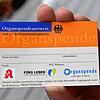 Organspendeausweise sind in Apotheken oder online kostenlos zu bekommen.