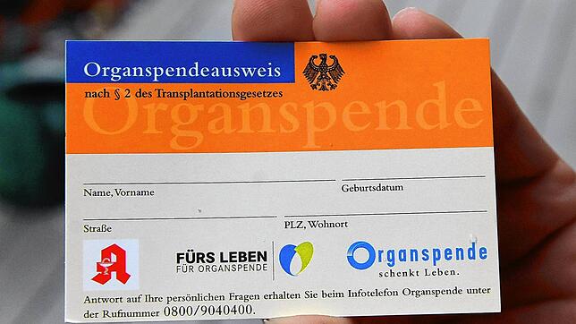 Organspendeausweise sind in Apotheken oder online kostenlos zu bekommen.