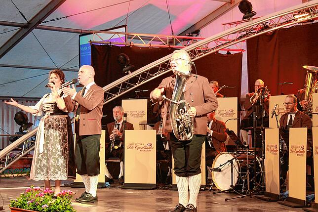 Die Freude ist sicht- und hörbar – beim Orchester ebenso wie beim Publikum und den Helfern. Jedes Stück wird mit großem Applaus und ...