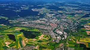Im Schwarzwald-Baar-Kreis (hier ein Blick auf Villingen in Richtung Schwarzwald) sind wieder mehr Bauplätze für Einfamilienhäuser ...