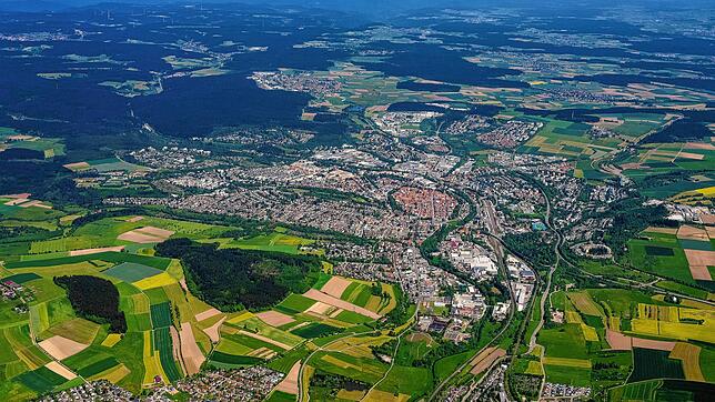 Im Schwarzwald-Baar-Kreis (hier ein Blick auf Villingen in Richtung Schwarzwald) sind wieder mehr Bauplätze für Einfamilienhäuser ...