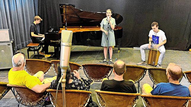 Die Schulband des Otto-Hahn-Gymnasiums im legendären MPS-Studio: Johann Aydt am Konzertflügel, Sängerin Mariam Tushurashvili und Adrian ...
