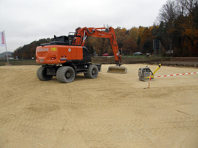 Der Tunnelbau bei der Waldsiedlung beginnt im Januar 2019. Derzeit richten Arbeiter die Baustelle her. Hier wird südlich der B33 nahe ...
