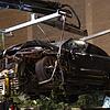 Der zerstörte SUV wird nach dem schweren Verkehrsunfall in Berlin-Mitte auf einen Abschleppwagen gehoben.
