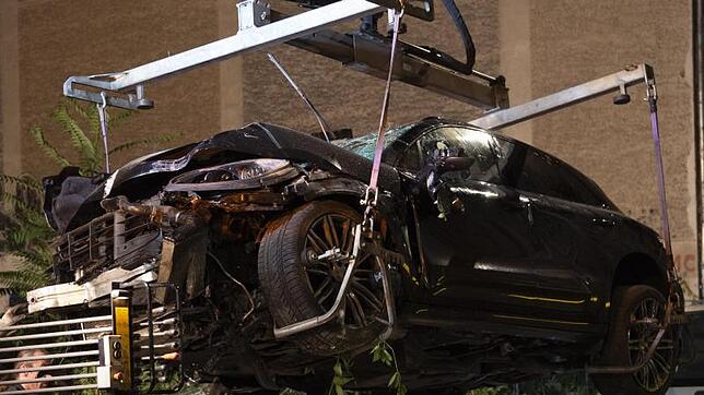 Der zerstörte SUV wird nach dem schweren Verkehrsunfall in Berlin-Mitte auf einen Abschleppwagen gehoben.