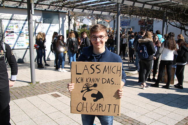 Der 19-jährige Jan Amann aus Weilheim-Remetschwiel setzt sich bei Demos für den Klimaschutz ein. Hier bei der ersten Klimademo im März ...