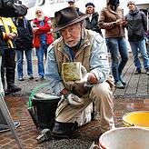 Der Künstler Gunter Demnig, beim Verlegen des Stolpersteines in der Kanzleistraße 7 für den politisch verfolgten Louis Übrig.