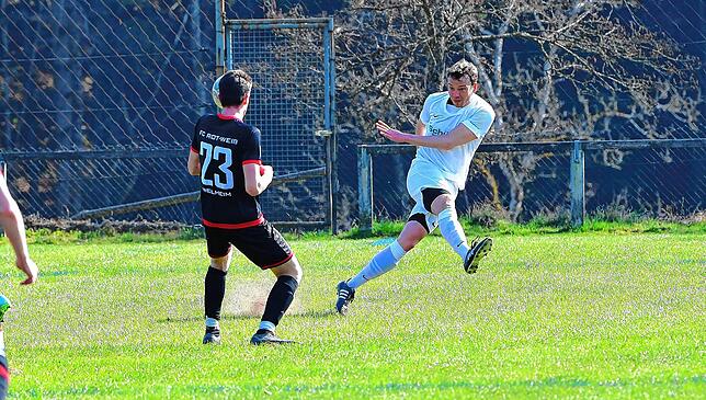Reaktiviert: Routinier Michael Bauer (rechts, gegen Julian Emmerich) hielt bei der SG FC Wehr/Brennet die Abwehr zusammen.