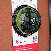 So ein Defibrillator erleichtert Lebensrettern die Arbeit. Die Geräte sind an den Aussenseiten mancher Unternehmen angebracht und es ...