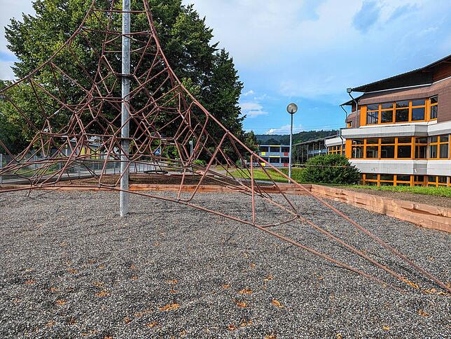 Die Vorbereitungen für den Erweiterungsbau laufen bereits: Das Klettergerüst wurden in den vorderen Bereich des Schulgeländes ...