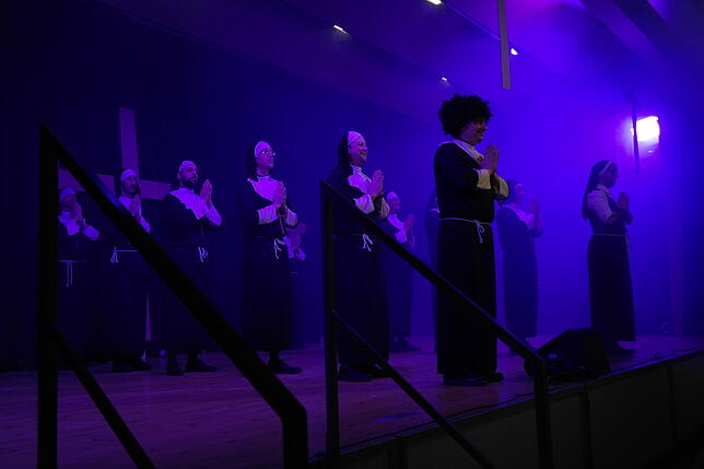 Gleich fliegen die Fetzen wie bei „Sister Act“: Das Männerballett der Narrenzunft Kluftern wählte das Motto „Heiligenschein“ für seinen ...