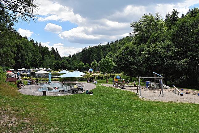Das Naturerlebnisbad Naturena erfreut sich im Sommer großer Beliebtheit und ist am Kugelwaldpfad eine willkommene Gelegenheit zum ...