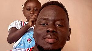 Saikou Faye aus Gambia wurde aus Deutschland abgeschoben und lebt jetzt wieder in seinem Herkunftsland, auch mit seiner jüngeren Schwester.