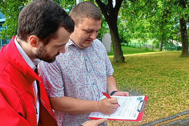 Ihre Beobachtungen tragen Sven Hübschen (links) und Alexander Schule in den Auswertungsbogen ein.