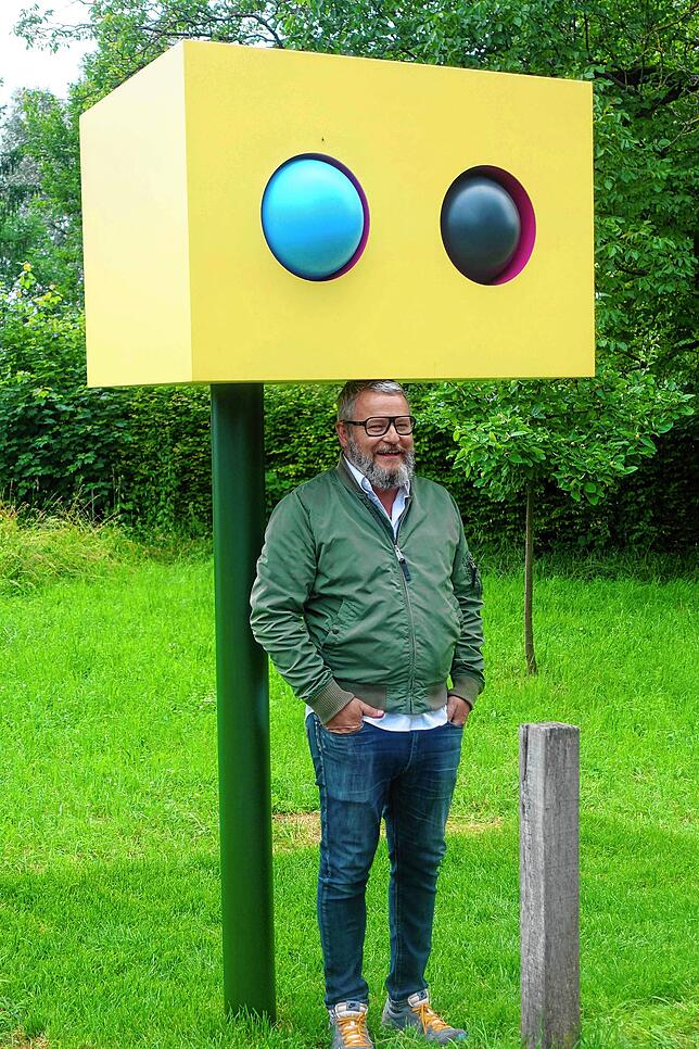 Wie wohl das Wetter wird? Der Künstler Tobias Rehberger unter seinem Wetterhäuschen, einer Station auf dem Kunstparcours.
