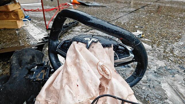 Das Lenkrad des Elektrowagens. Der Airbag hat ausgelöst.
