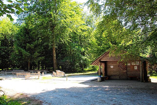 Der Waldsportpfad Erlosen mit Grillplatz, Grillhütte, Volleyball- und Boulefeld ist ein beliebter Naherholungsort. Die Waldfläche ist im ...