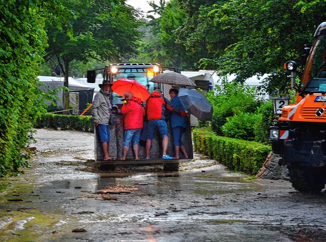 Bild 47: Bilder vom Unwetter in Markdorf: Evakuierung des Campingplatzes