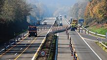 Blick auf die Baustelle an der Talbrücke Stockacher Aach an der A98 beim Autobahnparkplatz Nellenburg.