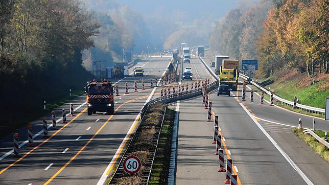 Blick auf die Baustelle an der Talbrücke Stockacher Aach an der A98 beim Autobahnparkplatz Nellenburg.