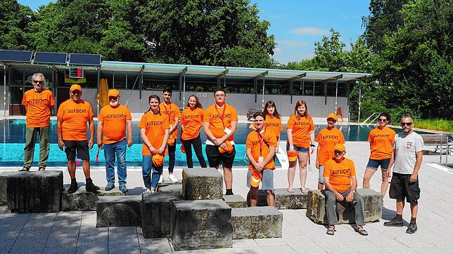 Bademeister Claus Baumgärtel (rechts) und sein Team der Badeaufsicht für die anbrechende Badesaison in Jestetten.