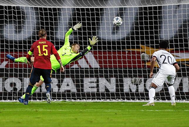 Manuel Neuer (M) kann das Tor zum 1:0 von Spaniens Morata (nicht im Bild) nicht verhindern.