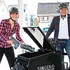 Auslieferung per Lastenrad: Die Klimaschutzmanagerin Johanna Volz und Oberbrügermeister Bernd Häusler freuen sich, dass das ...