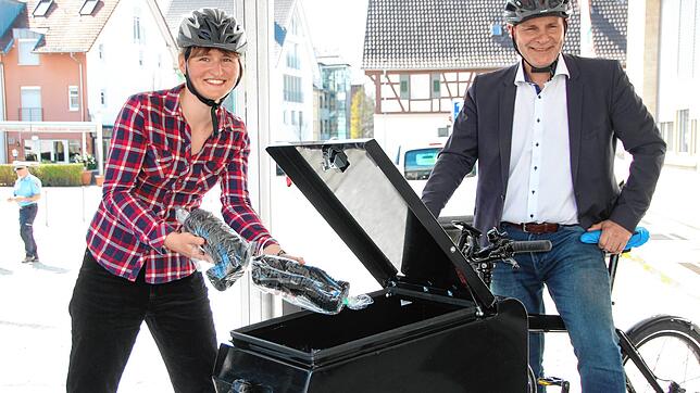 Auslieferung per Lastenrad: Die Klimaschutzmanagerin Johanna Volz und Oberbrügermeister Bernd Häusler freuen sich, dass das ...