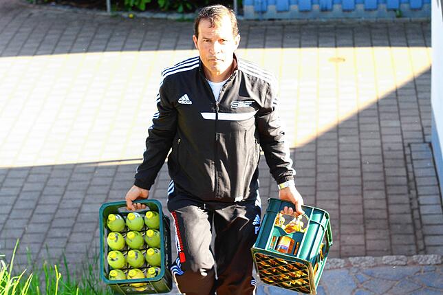 Teamgeist: Giuseppe Pavano – hier in seiner Zeit als Trainer des SV Buch – packt vor dem Spiel auch mal mit an.