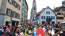 Bild : Bunt, bunter, Konstanzer Fasnacht: So fantasievoll geht es auf dem Münsterplatz zu