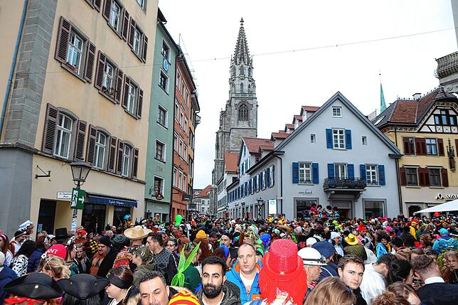 Bild 1: Bunt, bunter, Konstanzer Fasnacht: So fantasievoll geht es auf dem Münsterplatz zu