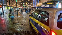 Rund 40 Menschen hatten sich am Montagabend auf dem Singener Rathausplatz für einen sogenannten Montagsspaziergang getroffen.