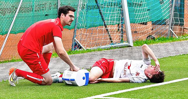 Der nächste Verletzte: Kurz vor der Pause war für Jestettens Nevio Iampietro das Spiel beim VfB Waldshut zu Ende. Hier kümmert sich ...