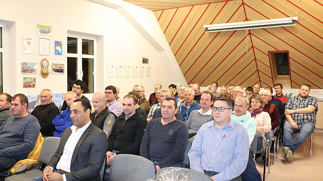 Interessiert verfolgten die Zuhörer den Bericht des Ortschaftsrates bei der Ersten Gmond.