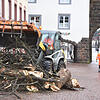 Die Technischen Dienste sind in Villingen-Schwenningen mit schwerem Gerät am Riettor im Einsatz, um den umgestürzten Baum wegzuräumen.