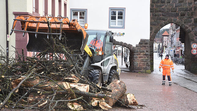 Die Technischen Dienste sind in Villingen-Schwenningen mit schwerem Gerät am Riettor im Einsatz, um den umgestürzten Baum wegzuräumen.