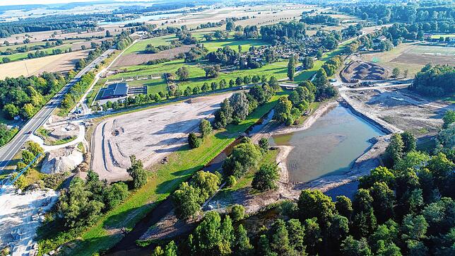 Links ist der noch nicht ausgebaute Teil der Bundesstraße im Bereich des Donauzusammenflusses zu sehen, im Hintergrund der Riedsee.