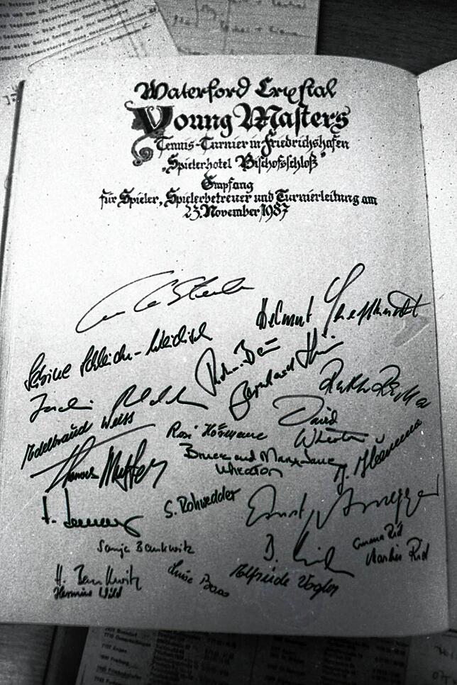 Das Gästebuch vom Empfang im Rittersaal anlässlich des „Waterford Crystal Young Masters“ bleibt am 23. November 1987 ...