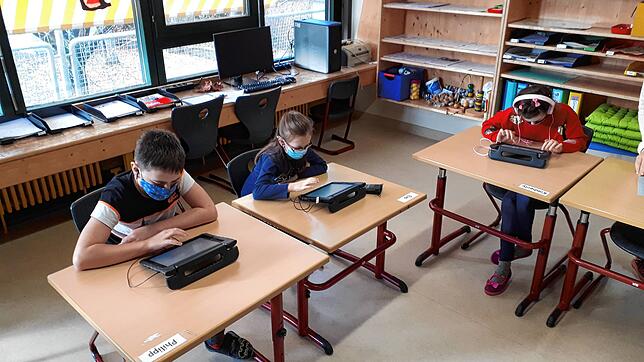 Unser Bild zeigt Schüler der Carl Orff Schule im Unterricht Mitte Januar. Hier üben die Kinder, mit digitalen Lerninhalten umzugehen. ...