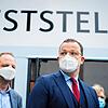 Jens Spahn (CDU, r), Bundesminister für Gesundheit, eröffnet eine Corona-Teststelle in einem Bus neben dem CDU-Bundestagsabgeordneten ...