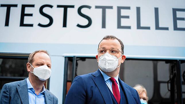 Jens Spahn (CDU, r), Bundesminister für Gesundheit, eröffnet eine Corona-Teststelle in einem Bus neben dem CDU-Bundestagsabgeordneten ...