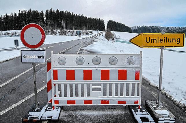 Die Verbindungsstraße zwischen Fuchsfalle und Sternenhöhe bei Oberkirnach wird aus Richtung Triberg kommend ab der Kreuzung Fuchsfalle ...
