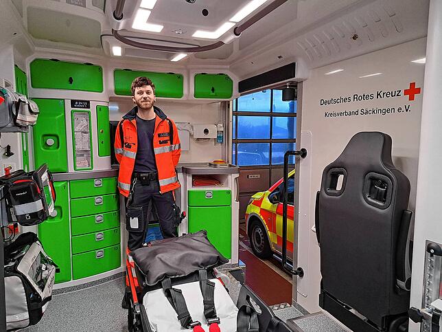 Notfallsanitäter Max Neumann im Rettungswagen