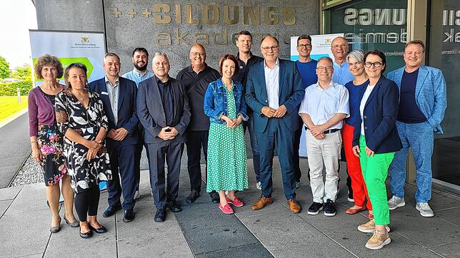 Das PopupLabor Baden-Württemberg kommt vom 8. bis 13. Juli nach Singen und Stockach. Darüber freuen sich (von links) Regina Schlecker, ...