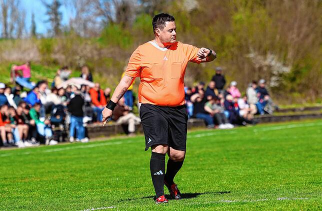 Geschenk verteilt? Auf Schiedsrichter Mark Leimgruber (Schopfheim) war Trainer Georg Isele nach dem Handelfmeter gegen den FC Erzingen ...