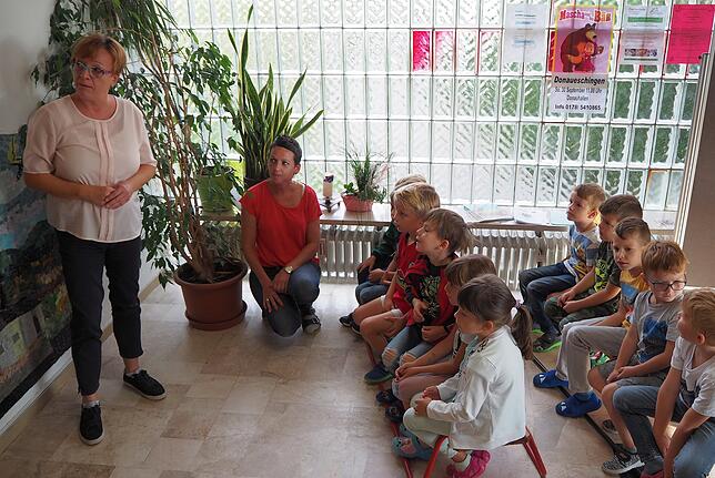 Die Kinder im Donaueschinger Kindergarten St.Lioba hören aufmerksam zu, wenn ihre Erzieherinnen Lucia Fricker (links) und Martina ...