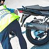 Mit Polizeikontrollen versuchen die Behörden, schwarze Schafe zu ermitteln und die Ursachen für Motorradunfälle zu beheben.